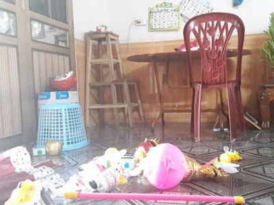 Mẹ lau nhà hốt hoảng phát hiện con rắn dài gần 1 mét bò gần chỗ con chơi