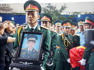 Người dân quê nhà đẫm nước mắt đón phi công Nguyễn Văn Tùng