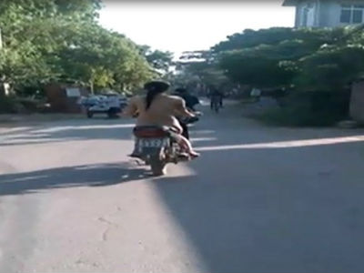 Video cô gái khỏa thân đi xe máy gây sốc tại Hà Nội