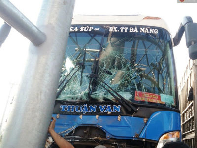 Xe khách tông vào trạm thu phí, hàng chục hành khách hoảng loạn la hét