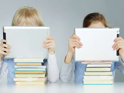 Làm thế nào giúp con bạn dùng thiết bị điện tử an toàn sức khoẻ?