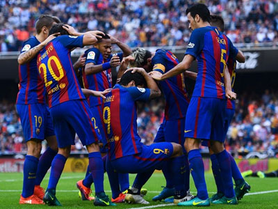 Neymar trúng dị vật, Messi hùng hổ thách thức fan
