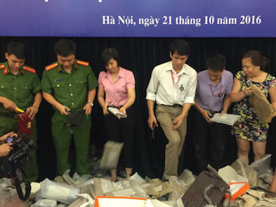 Bộ trưởng Khoa học: Không bao che cán bộ "tự ý lấy hàng hóa vi phạm"