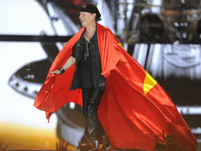 Ca sĩ chính của Scorpions khoác cờ Việt Nam lên sân khấu