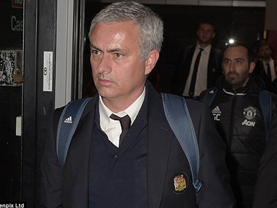 Các cầu thủ MU thất thần trở về Old Trafford