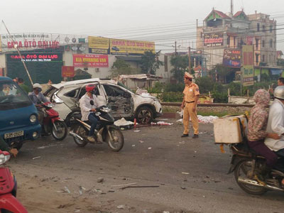 Hà Nội: Tàu hỏa tông trực diện ô tô Honda CRV, 5 người tử vong