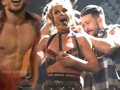 Hai vũ công nam "đánh vật" với áo của Britney để cứu cô nàng khỏi lộ ngực