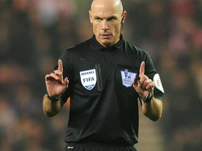 Howard Webb ly dị vợ, sống với nữ trọng tài Đức