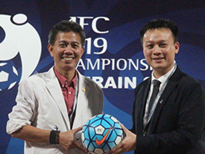 AFC tặng VFF trái bóng đưa U19 Việt Nam dự World Cup