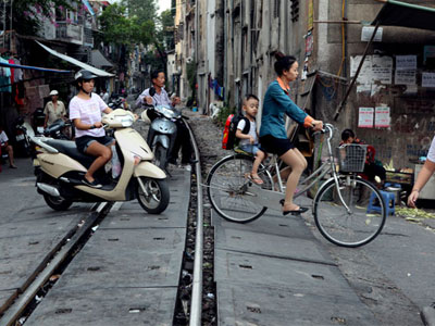Ảnh: Tàu hỏa sầm sập lao tới, dân vẫn vô tư vượt đường ray