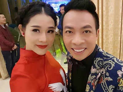Chuyện được, mất của ca sĩ Việt Hoàn khi lấy vợ kém 18 tuổi