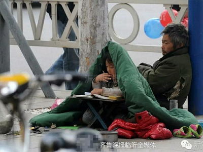 Cô bé 6 tuổi trùm chăn ngồi học bên vệ đường khiến nhiều người không khỏi xót xa