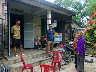 Đoàn cứu trợ ra khỏi nhà dân, thôn đến thu lại tiền hỗ trợ