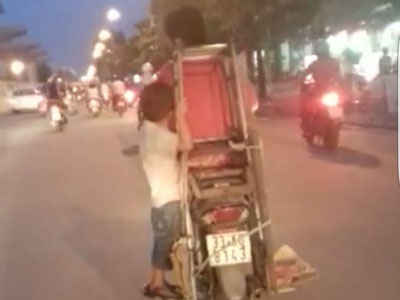 Hà Nội: Lạnh người nhìn cháu bé "làm xiếc" trên xe máy