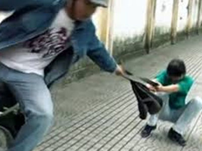 Nữ du khách Hàn Quốc ngã nhào vì bị giật túi ở Sài Gòn