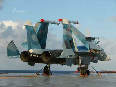 Tiêm kích hạm Su-33 xuất kích rầm rộ, NATO căng thẳng