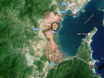 Xe khách bị đâm thủng hông, nhiều người rơi ra ngoài