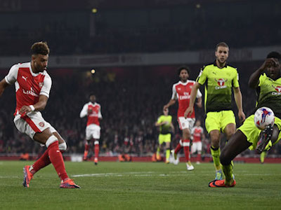 Arsenal vào vòng năm Cup Liên đoàn nhờ cú đúp của Chamberlain