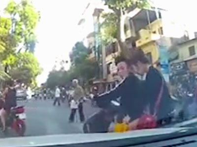 Clip: Chạy SH tạt đầu ôtô, làm bạn gái rơi xuống đường