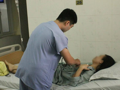 Cô gái bị mảnh kim loại cắm vào ngực được xuất viện