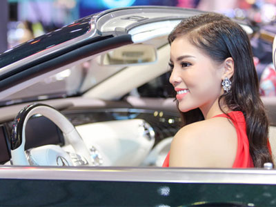 Kỳ Duyên diện váy hiệu, tạo dáng trên xe mui trần