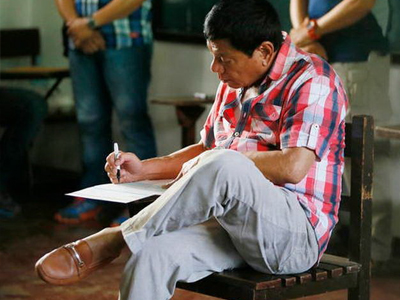 Nhật lo ông Duterte nhai kẹo cao su trước mặt Nhật hoàng