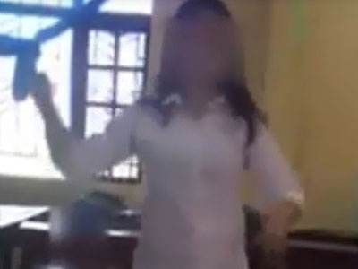 Nữ sinh mở nhạc sàn nhảy như trên bar trong lớp học