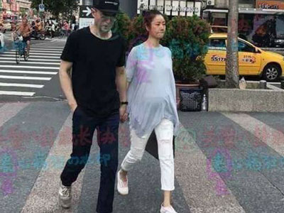 Bà bầu Lâm Tâm Như nắm tay chồng dạo phố