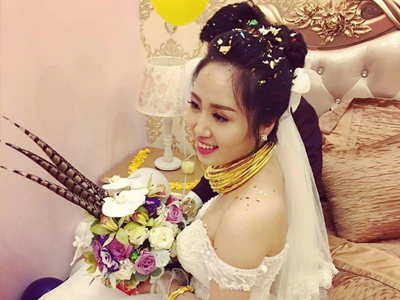 Ghen tị với cô dâu "phát khổ" vì vàng đeo trĩu cổ trong ngày cưới