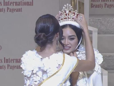 Hoa hậu Philippines gặp sự cố sụp lông mi khi đăng quang Hoa hậu Quốc tế 2016