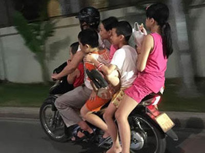 Không thể hiểu sao phụ huynh lại hồn nhiên chở con nhỏ bằng xe máy kiểu này?