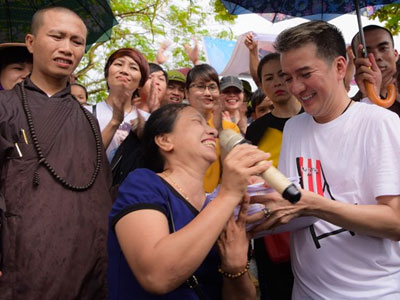 Mr. Đàm về vùng sâu, vùng xa cứu trợ lũ lụt