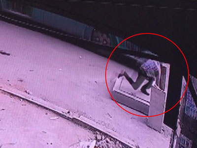 Người đón xe buýt lọt xuống hố ga bị chết do ngạt