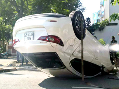 Ôtô lật ngửa ở Sài Gòn sau cú tông của 2 cô gái