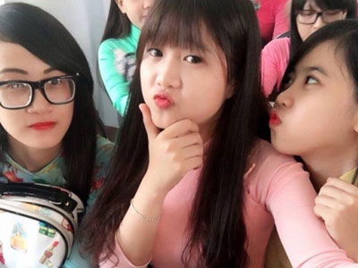 Sôi sục tìm kiếm danh tính cô giáo trẻ như học sinh cấp 2