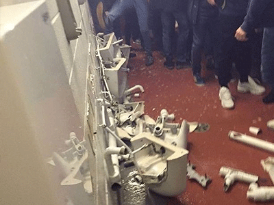 CĐV Man City đập phá toilet sân Old Trafford
