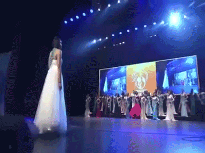 Chết cười với màn catwalk như "ma nữ" ở cuộc thi Nữ hoàng sắc đẹp