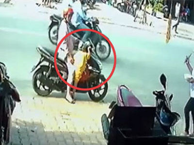Clip: Quên tắt máy, cả mẹ và con bị xe kéo vọt trên đường