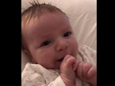 Em bé 2 tháng tuổi biết nói “hello” chào bố mẹ