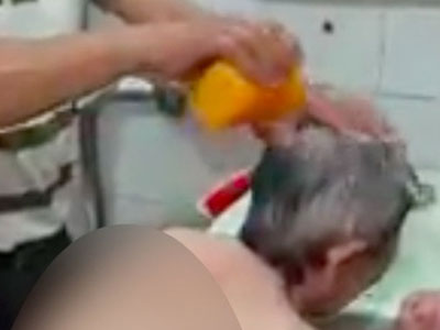 Hình ảnh người con trai tắm cho mẹ già khiến bao người rơi lệ
