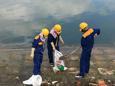 Lấy mẫu nước điều tra nguyên nhân 400kg cá chết tại hồ Linh Đàm
