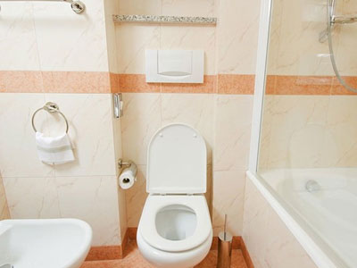 Nổ trong toilet khách sạn, 4 khách nhập viện