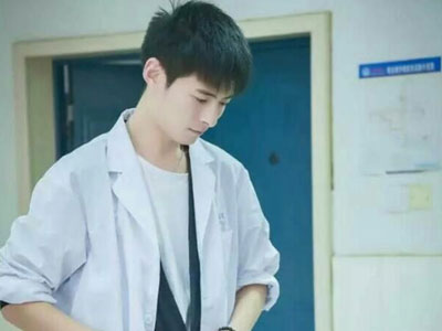 Thầy giáo giải phẫu đẹp trai như Giang Trực Thụ của "Thơ ngây" khiến nữ sinh đổ rầm rầm