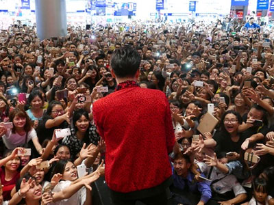 Fan chen lấn đến nghẹt thở để nhìn Noo Phước Thịnh