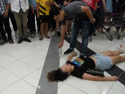 Một cô gái chen lấn đến ngất xỉu ở Aeon Mall trong buổi tối có Noo Phước Thịnh biểu diễn