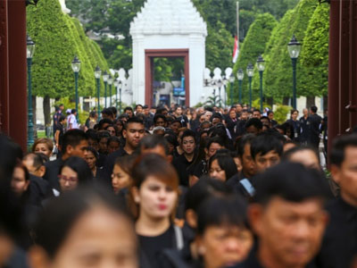 Hàng chục nghìn người Thái đổ về hoàng cung viếng linh cữu nhà vua