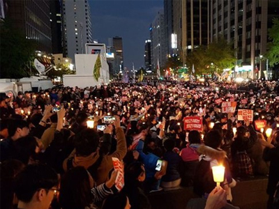 Hàng nghìn người Hàn Quốc thắp nến biểu tình giữa Seoul