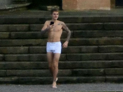Justin Bieber mặc độc quần lót, chạy tung tăng quanh sân nhà
