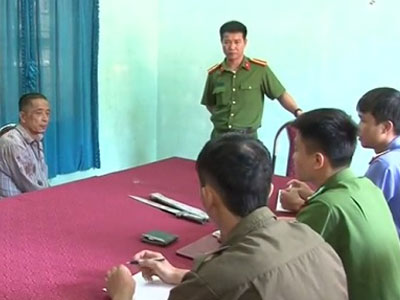 Người lái xe ba bánh rút dao đâm công an