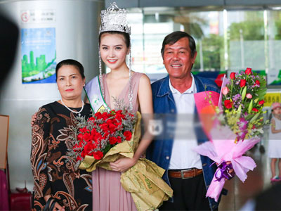 "Nữ hoàng sắc đẹp toàn cầu" Ngọc Duyên đội vương miện, xúc động bên gia đình trong ngày về nước